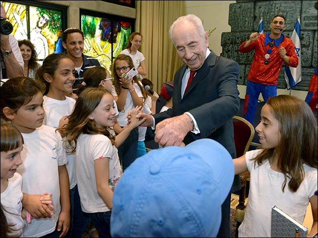 President Peres hosts children from the area adjacent to the Gaza Strip