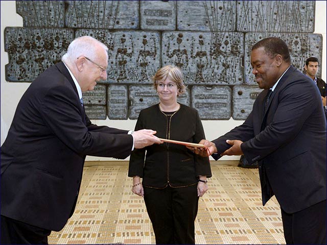 President Rivlin receiving the credentials of ambassador of Swaziland, H.E. Mr. Promise Msibi