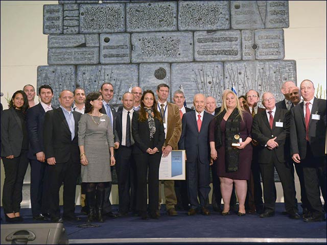 President Shimon Peres with some of the participants at the Outstanding Exporter prize award ceremony