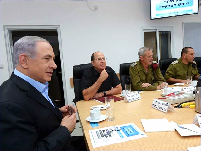 PM Netanyahu (left) at a security briefing with Defense Minister Yaalon (center), IDF Chief-of-Staff Lt.-Gen. Benny Gantz (right) and other senior IDF officers