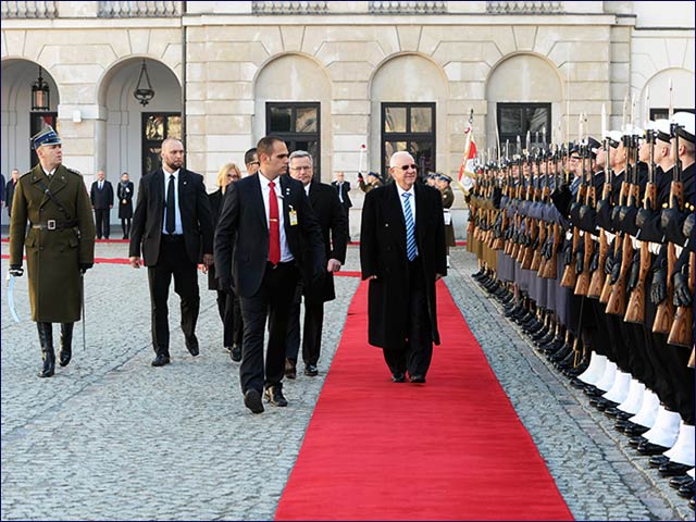 President Rivlin inspects the guard of honor at the festive reception at the Polish presidential palace