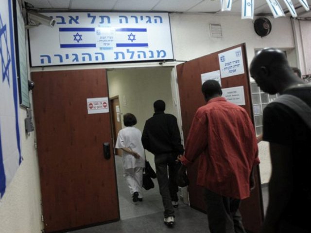 Israeli immigration officers check African migrants in Tel Aviv (June  2012)