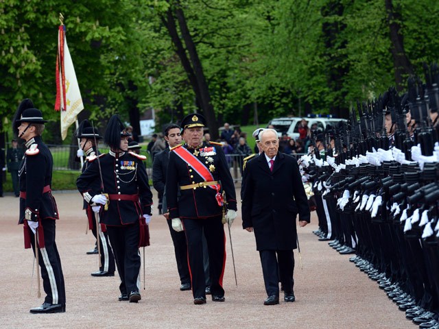 President Peres and King Harald V review honor guard at the Royal Palace in Oslo