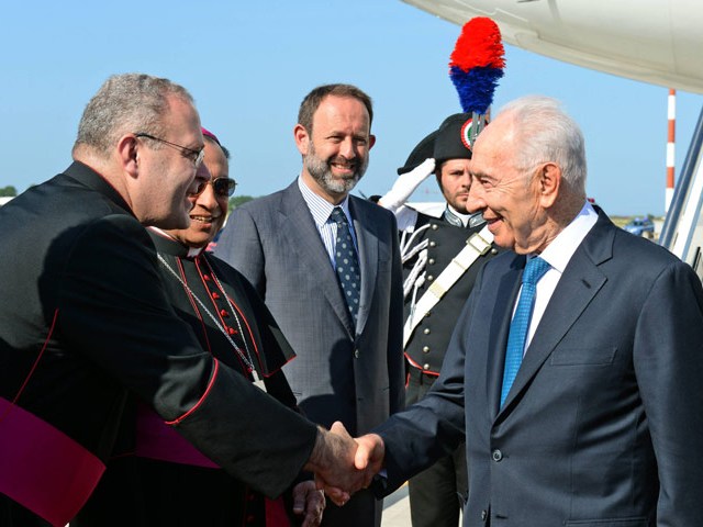 President Peres is welcomed on arrival in Rome