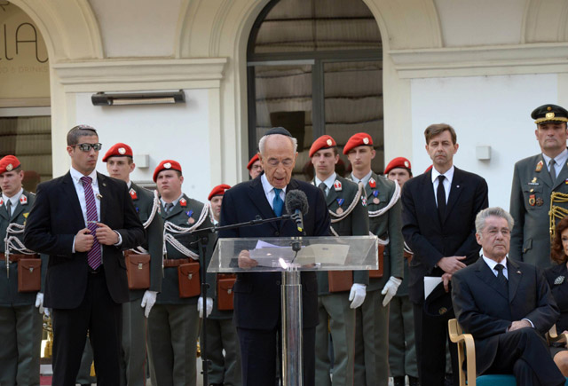 President Peres and Austrian President Fischer at memorial service in Vienna