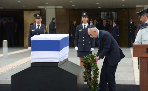 President Peres lays a wreath at the coffin of Ariel Sharon