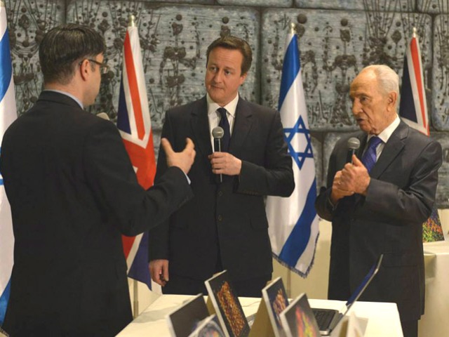 President Peres and British PM Cameron view exhibition