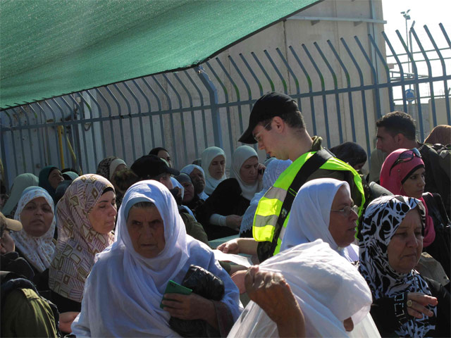 Palestinians entering Israel to celebrate Muslim holiday