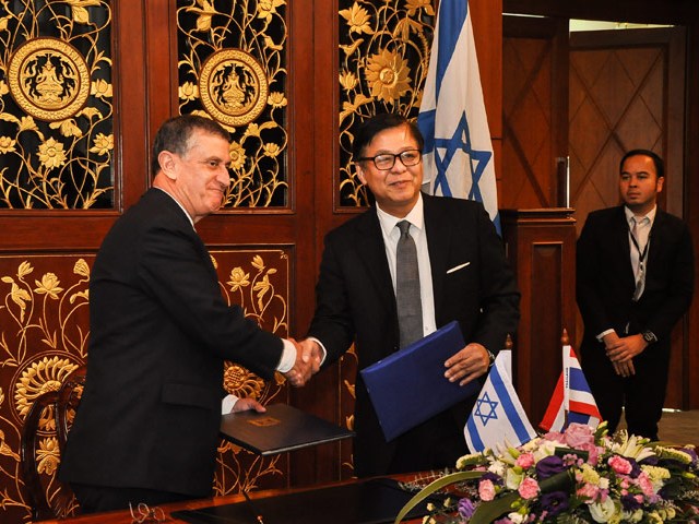 MFA Director General Nissim Ben Shitrit and Permanent Secretary Sihasak Puangketkaew sign MoU