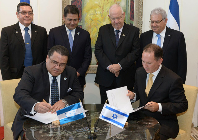 Honduras  FM Arturo Corrales and MASHAV Director Gil Haskel sign agreement at President's Residence