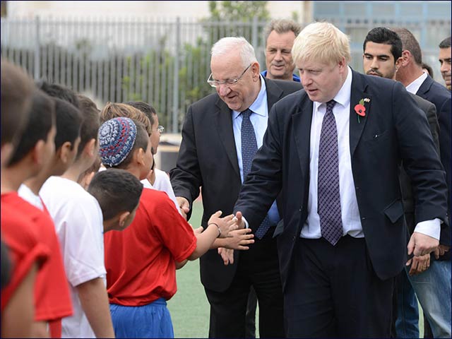 President Rivlin and London Mayor Boris Johnson at the kickoff of a Jewish/Arab children’s soccer match