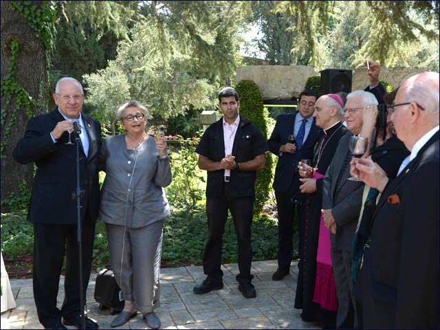 The President and First Lady with their guests in the Presidential garden, raising a toast to the New Year