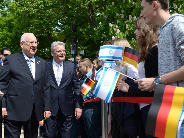 President Rivlin receives official state welcome at residence of German President Gauck