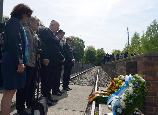 President Rivlin lays a wreath at Platform 17