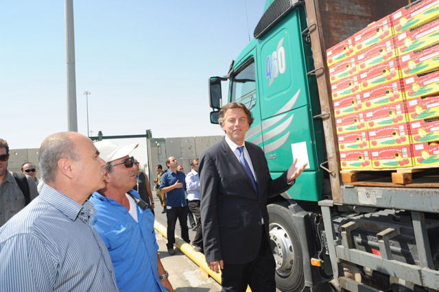 Dutch Foreign Minister Koenders viewing goods entering Gaza from Israel