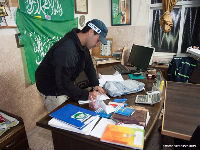 Police officers search offices of Northern Branch of the Islamic Movement