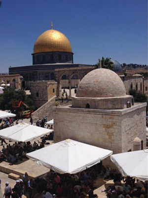 Thousands pray on the Temple Mount on the first Friday of Ramadan (June 19) - Israel Police Spokesperson