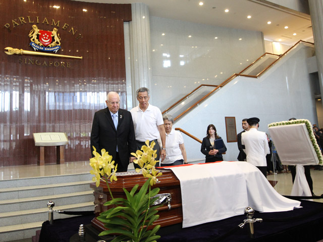 President Rivlin pays his respects at the lying in state of Lee Kuan Yew, accompanied by PM Lee Hasien Loong