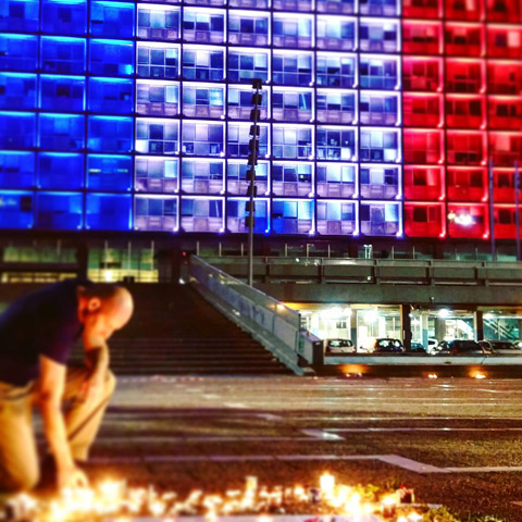 Israelis light candles for victims of Paris terror attacks in Rabin Square, near Tel Aviv Municipality