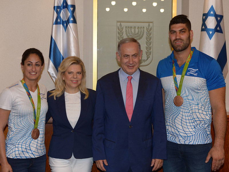 PM Netanyahu and his wife Sara with returning bronze medalists Yarden Gerbi (left) and Ori Sasson.