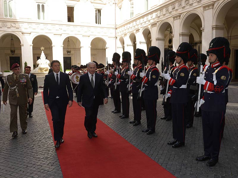 PM Netanyahu and PM Renzi reviewing the Italian honor guard