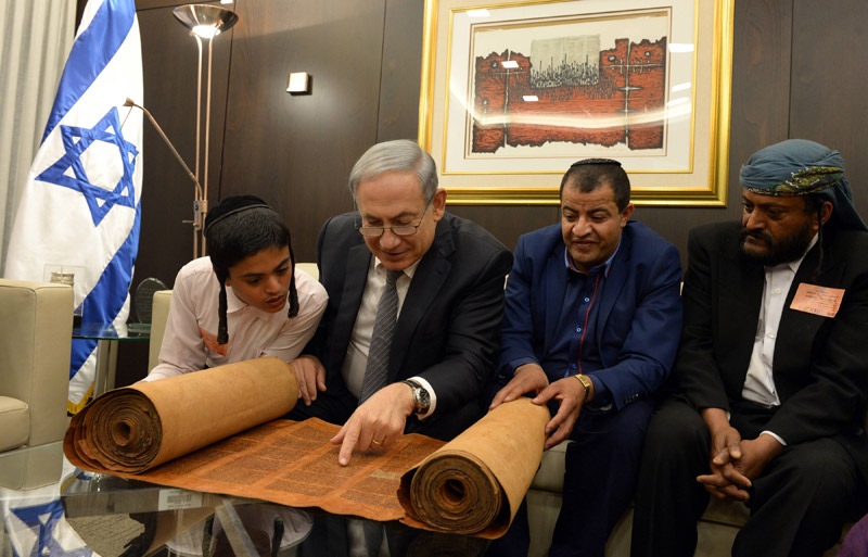 PM Netanyahu examines Torah scroll with last immigrants from Yemen