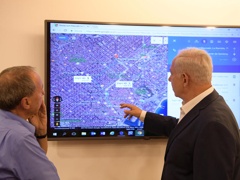 PM Netanyahu (right) and MFA Director General Yuval Rotem this evening in the MFA situation room.