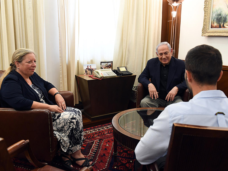 PM Netanyahu with Amb. Shlain (left) and the security guard