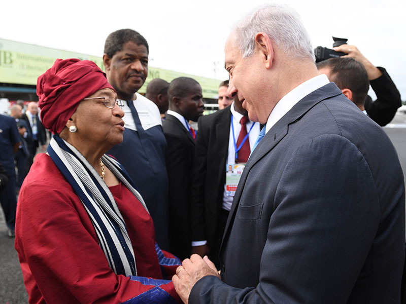 PM Netanyahu is welcomed by Liberian President Ellen Johnson-Sirleaf in Monrovia.