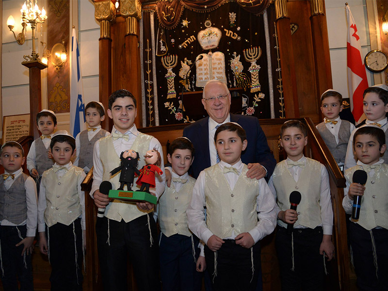 President Rivlin with members of the Jewish community at the Great Synagogue in Tbilisi