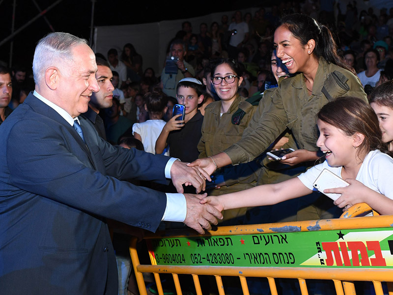 PM Netanyahu with settlers at the ceremony