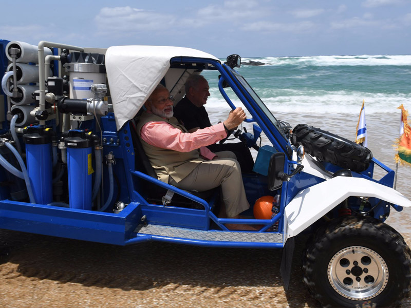 PM Netanyahu and Indian PM Modi at the demonstration of the Galmobile desalination unit.