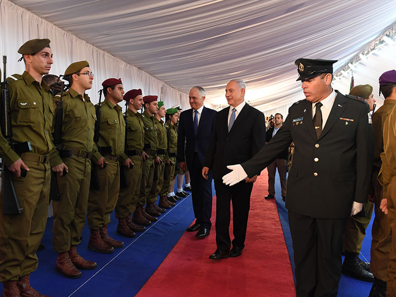 PM Netanyahu and Australian PM Turnbull reviewing the IDF honor guard at the Prime Minister’s Office