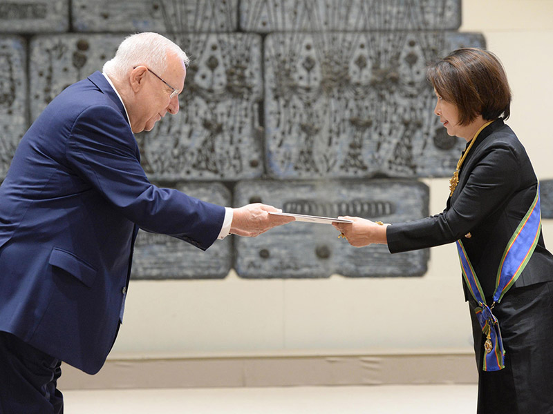 President Rivlin receiving the diplomatic credentials of the new Ambassador of Thailand, Ms. Penprapa Vongkovit.