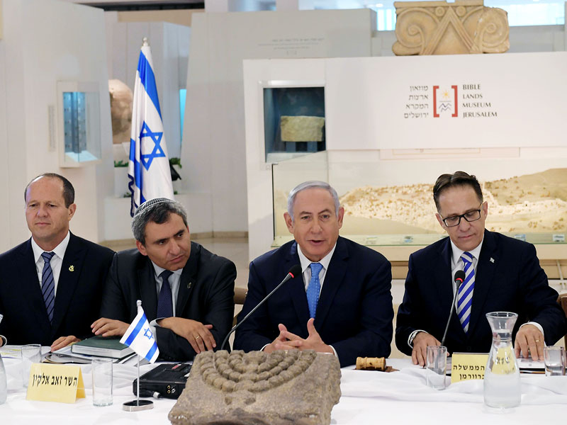 PM Netanyahu at the Cabinet meeting with (from left): Jerusalem Mayor Nir Barkat, Minister Ze’ev Elkin and Cabinet Secretary Zahi Braverman