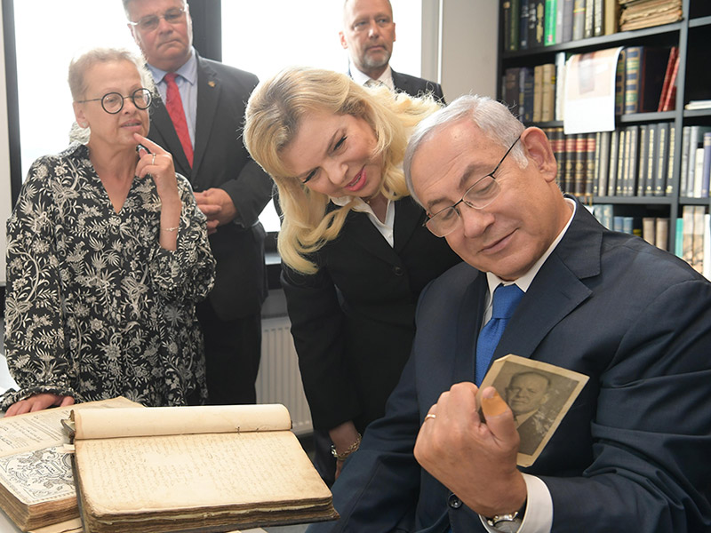 PM Netanyahu and his wife Sara at the Jewish Books Division of the National Library of Lithuania