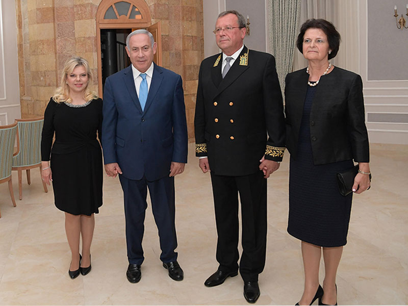 PM Netanyahu and Russian Ambassador Viktorov with their wives at the reception at Sergei's Courtyard in Jerusalem.