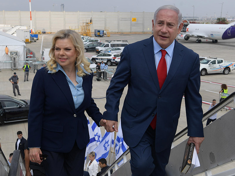 PM Netanyahu and his wife Sara boarding the plane upon departure for Lithuania