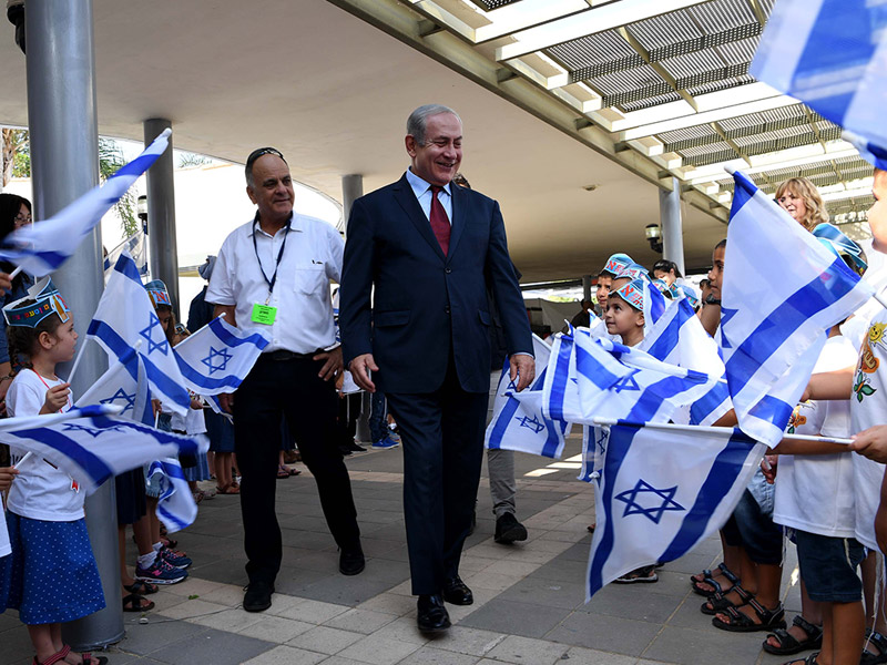 PM Netanyahu at the Breuer state religious elementary school in Yad Binyamin.