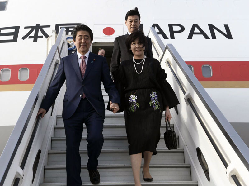 Japanese PM Shinzō Abe and his wife arriving at Ben Gurion Airport