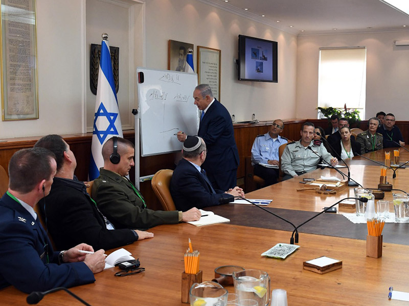 PM Netanyahu meets with the National Defense College course participants.