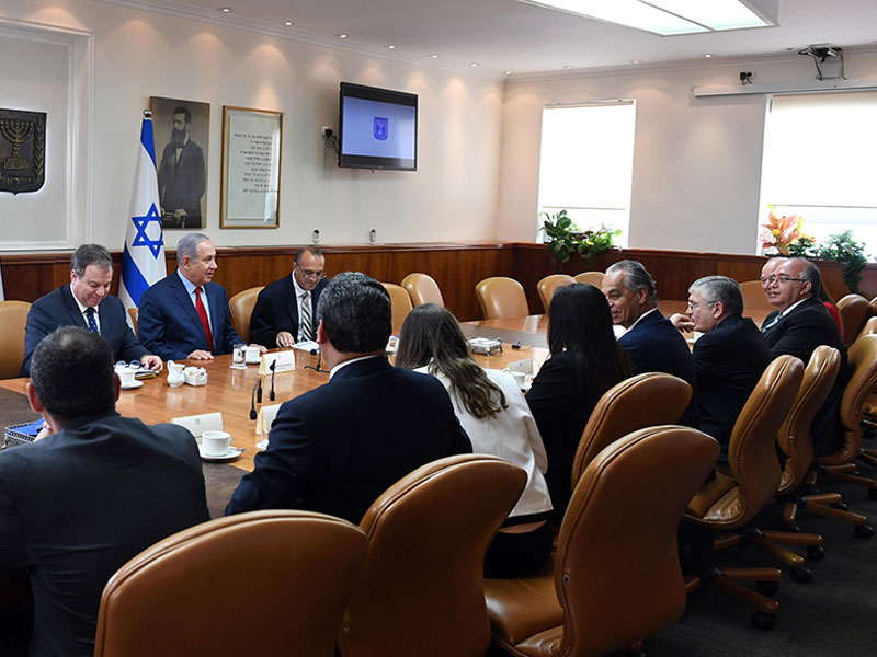 PM Netanyahu with members of the delegation in Jerusalem