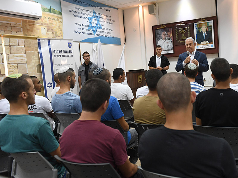 PM Netanyahu addressing recruits at the IDF induction base