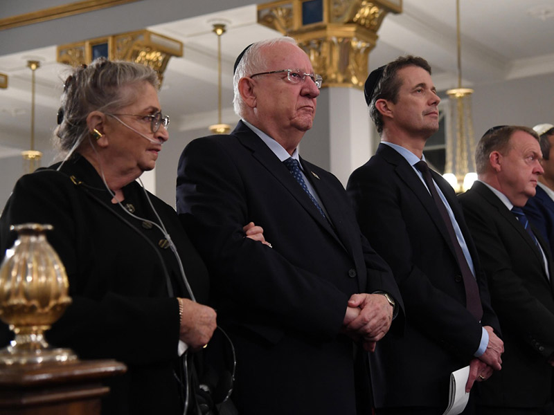 The ceremony in the Great Synagogue of Copenhagen. From left: Mrs. Rivlin, President Rivlin, Crown Prince Frederik of Denmark and PM Rasmussen