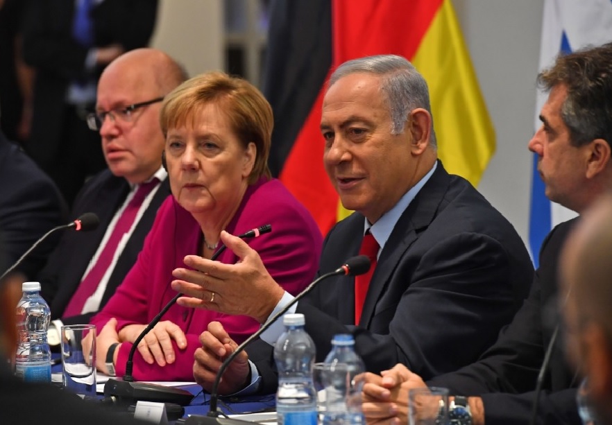 PM Netanyahu with German Chancellor Angela Merkel at innovation exhibit