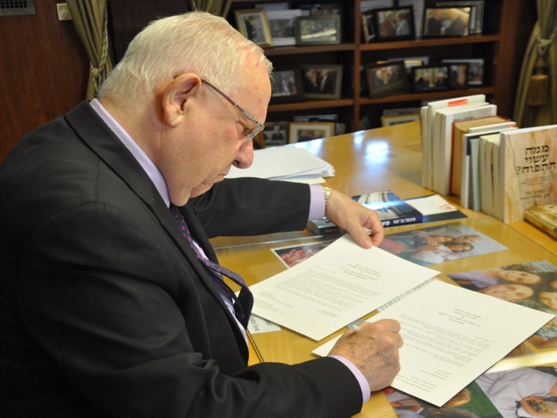 President Rivlin signing letter-of-credence for Ambassador-Designate David Seranga.