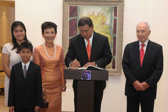 President Peres with new Thai ambassador