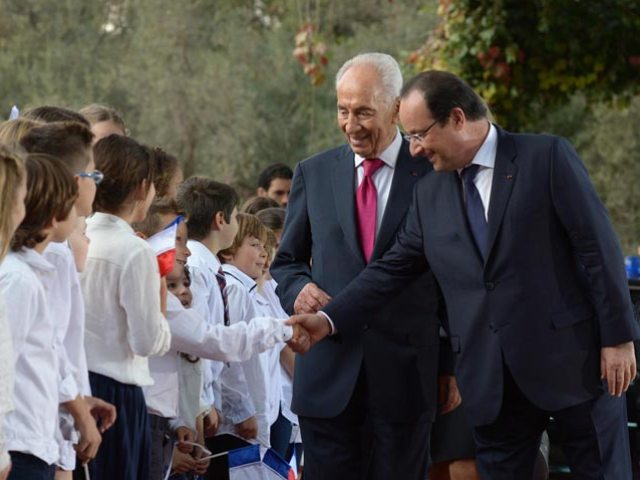 French President Hollande welcomed by children at President's Residence in Jerusalem