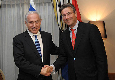 PM Netanyahu with Dutch Deputy PM Maxime Verhagen (Photo: GPO)