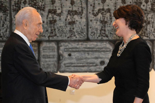 President Peres and Slovenian Ambassador Alenka Suhadolnik (Photo: GPO)